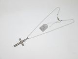 un gros plan d'un collier avec une croix suspendue à une chaîne