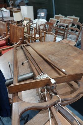 un homme assis à une table dans une pièce