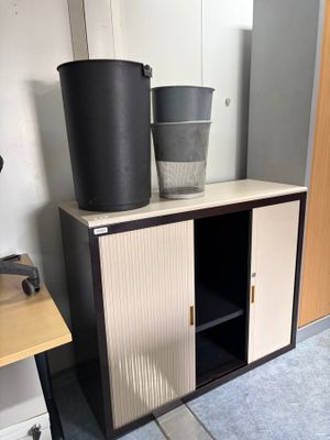 Un lot de deux armoires métalliques à rideaux. On y joint 4 …