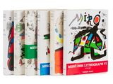 trois livres sont empilés sur une surface blanche