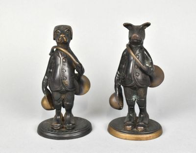 paire de figurines en bronze représentant un garçon et une fille avec un sac