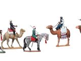 cinq figurines représentant des hommes à cheval et à dos de chameau