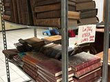 beaucoup de livres sur une étagère dans une pièce