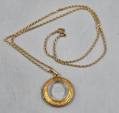 un cadenas doré entouré d'une chaîne, posé sur une surface blanche