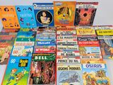 beaucoup de livres pour enfants qui se trouvent sur la table