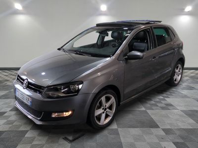La Volkswagen Polo break grise est garée sur un sol en carrelage à damier.