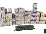 un train garé à côté d'une pile de cartons