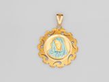 une médaille d'or à l'effigie de la Vierge Marie