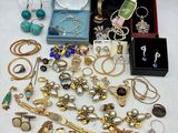 de nombreux types de bijoux sur la table