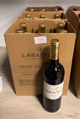 une bouteille de vin posée à côté d'une boîte de vin