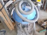 une image d'un aspirateur dans un garage