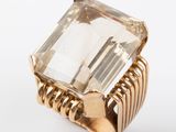 une image d'une bague en or sertie d'un quartz vert facetté