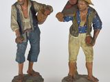 deux figurines représentant un homme et une femme coiffés d'un chapeau