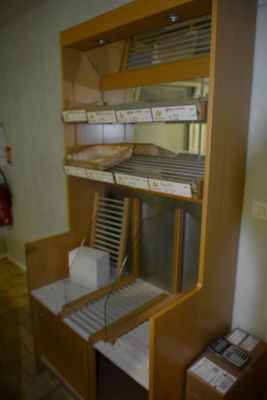 une étagère sur laquelle se trouvent plusieurs objets