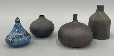 Travail moderne Réunion de trois vases soliflores dans les t…