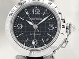 gros plan d'une montre-bracelet avec un cadran noir