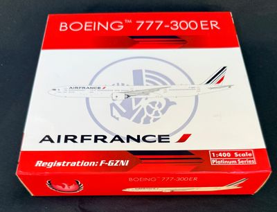 une boîte rouge sur laquelle est représenté un avion blanc et noir
