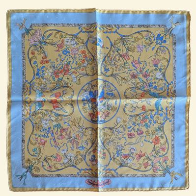 un gros plan sur un mouchoir bleu et jaune orné d'un motif floral