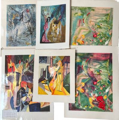 Plusieurs tableaux sont accrochés au mur d'une pièce.