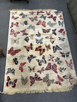 LES SEPT COMPTOIRS - Tapis mécanique à décor de papillons.