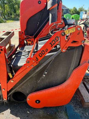 un gros plan d'un tracteur rouge équipé d'une fourche