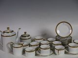 beaucoup de tasses à café et de soucoupes blanches et dorées