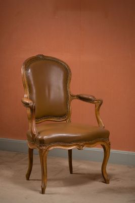 une chaise dans une pièce dont l'un des murs est rouge et l'autre marron