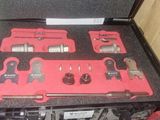 une caisse à outils avec des outils sur une table