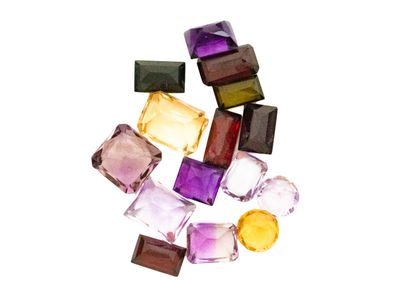 un tas de cubes de verre de différentes couleurs posés sur une surface blanche