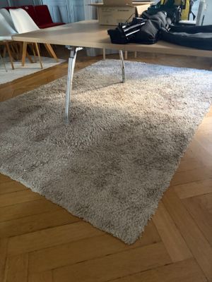 une personne assise sur un canapé dans un salon