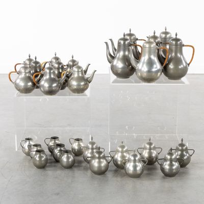 de nombreuses théières en argent exposées sur une table