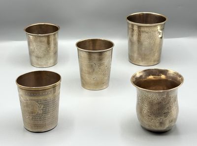 six coupes en argent ornées de motifs sur un fond blanc