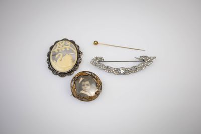 * LOT DE BIJOUX FANTAISIE Comprenant : broche en argent supé…