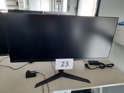 deux écrans posés sur un bureau, avec une étiquette de prix dessus