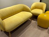 deux chaises jaunes et un pouf jaune dans une pièce