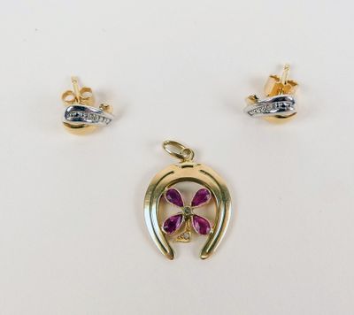 une paire de boucles d'oreilles en or et diamants et un pendentif