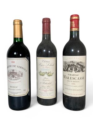 trois bouteilles de vin sont alignées sur une surface blanche