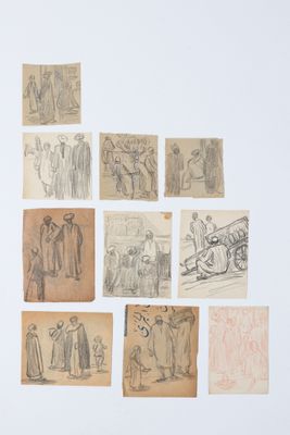 il y a beaucoup de dessins sur le mur de cette pièce