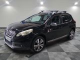La voiture noire est garée dans le garage, avec sa galerie de toit.