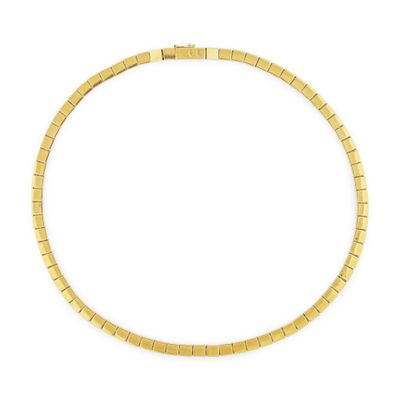 un collier en or jaune orné de perles carrées sur fond blanc