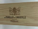 une boîte en bois sur laquelle est apposée une étiquette