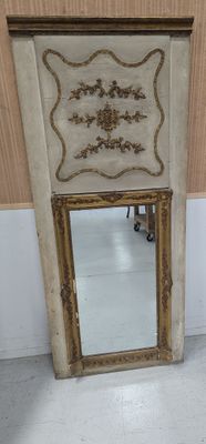 un miroir posé par terre devant un mur