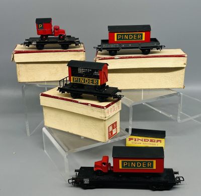 Plusieurs petits trains sont exposés dans une vitrine.