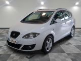 la photo d'une voiture blanche garée dans un garage