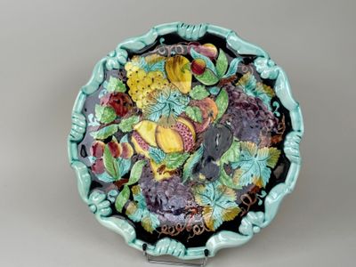 une assiette décorative ornée d'un oiseau, posée sur une table