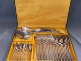 un coffret contenant de l'argenterie sur une table