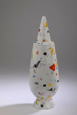 une image représentant un vase blanc orné d'un motif coloré