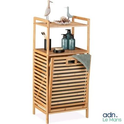 une photo d'une salle de bains avec une étagère en bois et un porte-serviettes
