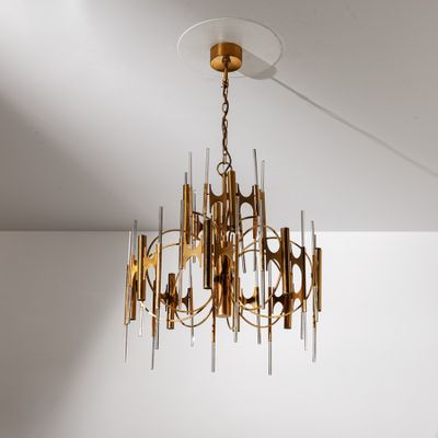 un lustre suspendu au plafond d'une pièce