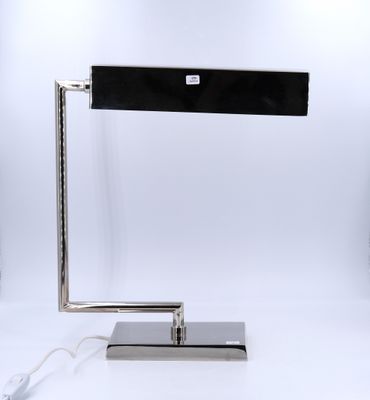 une photo d'une lampe de bureau équipée d'un abat-jour noir